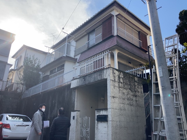 神奈川県横浜市青葉区みたけ台の木造2階建て家屋解体工事前の様子です。